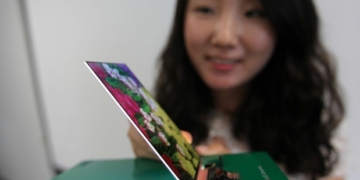 LG Worlds slimmest smartphone display