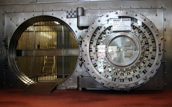 1280px-WinonaSavingsBankVault