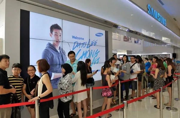 samsung-crowd-line