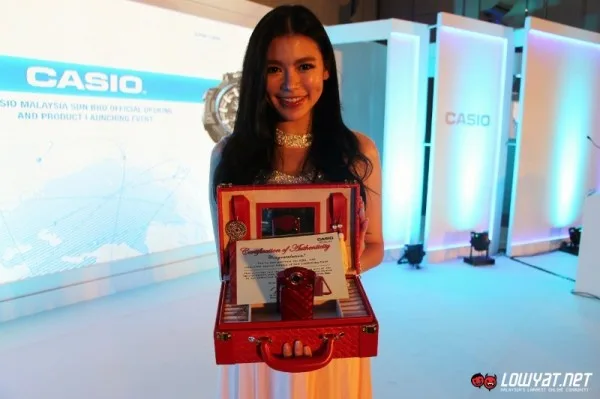 Casio Exilim TR-50 Selfie Camera 05