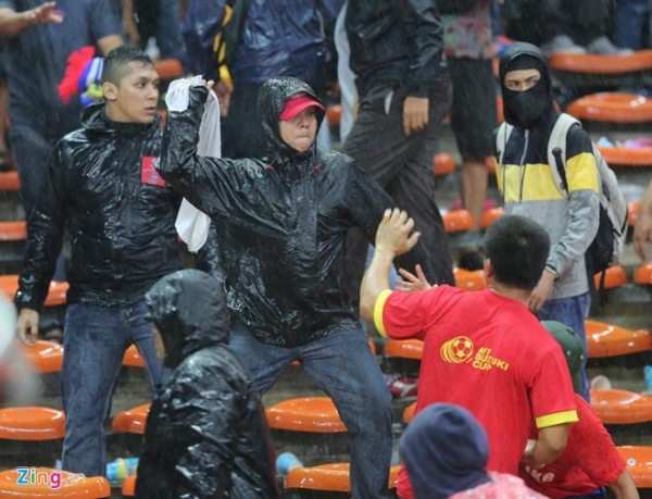 Malaysian Fans Attack Vietnamese Fans - AFF Suzuki Cup 2014