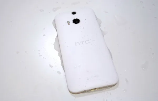 HTC Butterfly 2 Back Wet