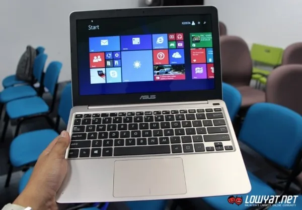 ASUS EeeBook X205 Hands On 01