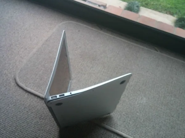 macbook-air-fall-from-airplane-1