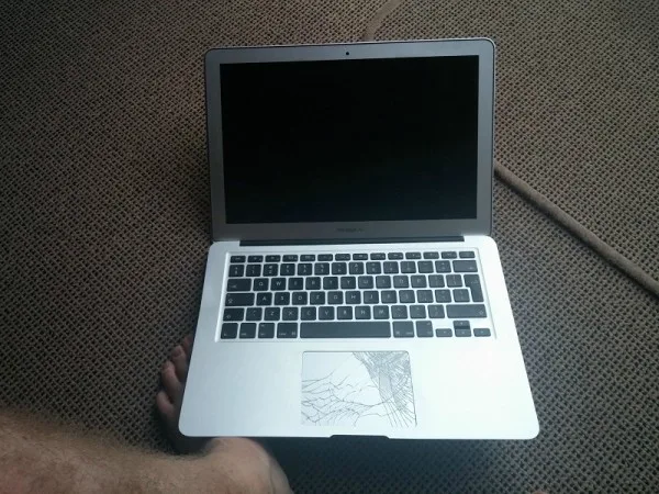 macbook-air-fall-from-airplane-2