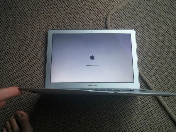macbook-air-fall-from-airplane-3
