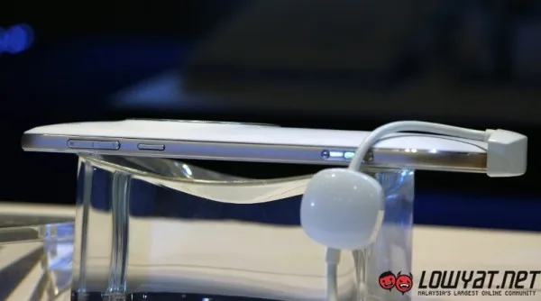 ASUS Zenfone Zoom MWC 2015 02