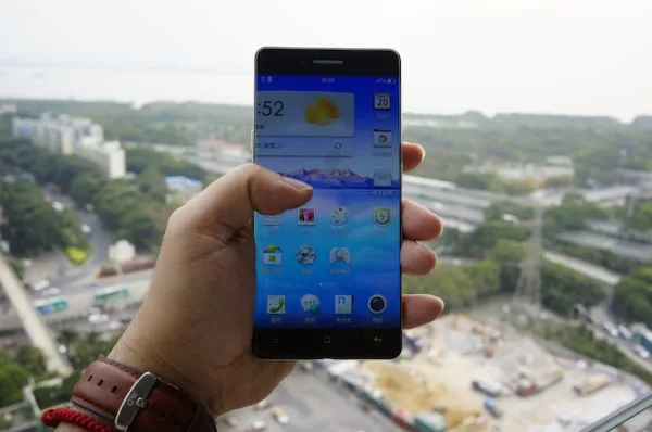 Oppo Bezel Free Phone