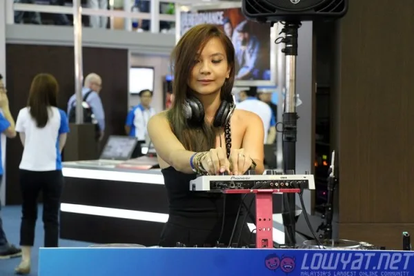 computex-2015-booth-babes-1