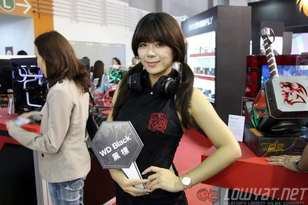 computex-2015-booth-babes-10