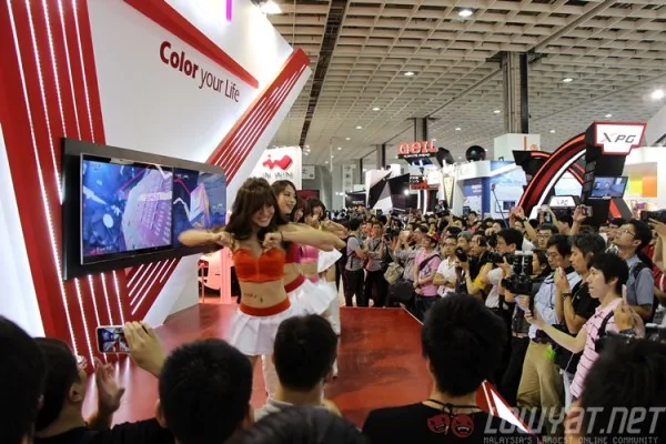 computex-2015-booth-babes-11