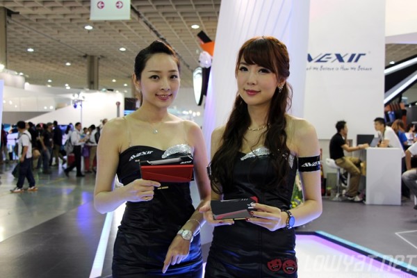 computex-2015-booth-babes-15