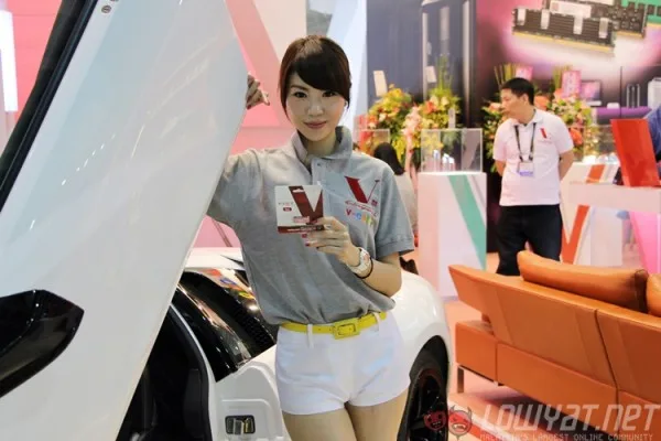 computex-2015-booth-babes-16
