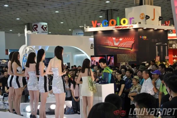 computex-2015-booth-babes-21