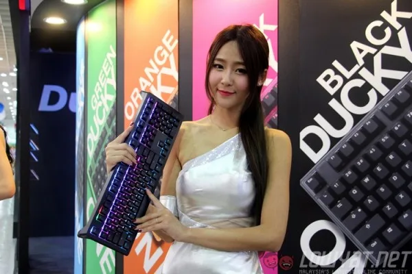 computex-2015-booth-babes-22