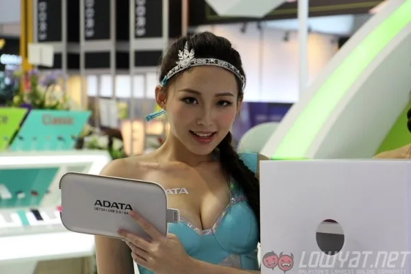 computex-2015-booth-babes-23