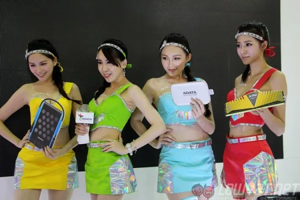computex-2015-booth-babes-24