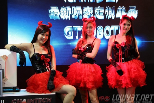 computex-2015-booth-babes-5
