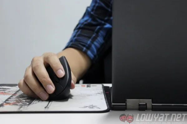 anker-wireless-vertical-ergonomic-mouse-2