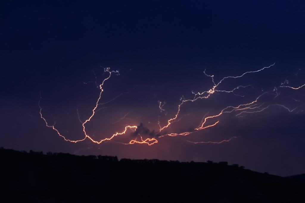 Cloud_to_cloud_lightning_strike