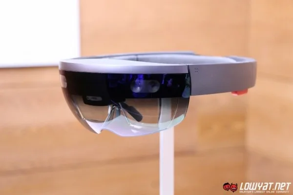 Microsoft HoloLens Eyes On 02