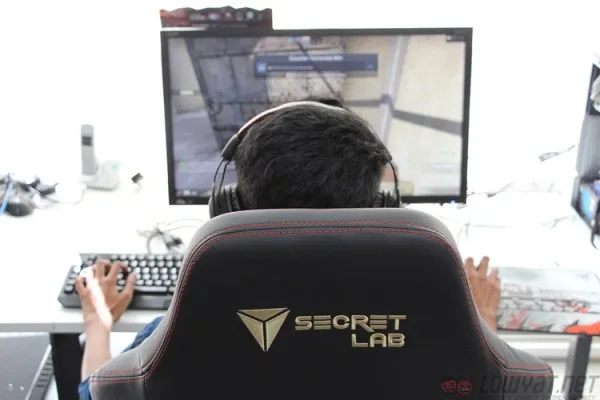 Secretlab Omega Stealth014