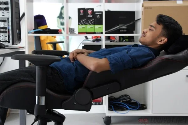 Secretlab Omega Stealth015