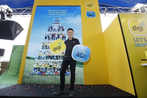 digi-we-want-4g-people-towerPhoto 1