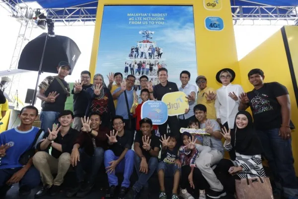 digi-we-want-4g-people-towerdigi-we-want-4g-people-tower