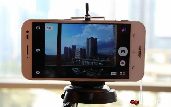 ASUS ZenFone Zoom Hands-On 03