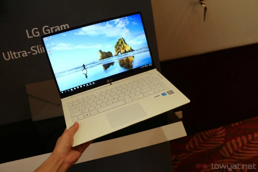 lg-gram-15-hands-on-6