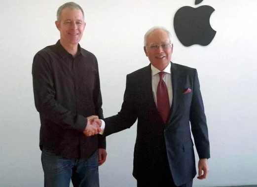CUPERTINO (California), Feb 18 -- Prime Minister Datuk Seri Najib Tun Razak shaking hands with Apple Chief Operating Officer, Jeff Williams (left) during a visit to Apple headquarteres today. (Wednesday local time) --fotoBERNAMA (2016) COPYRIGHT RESERVED