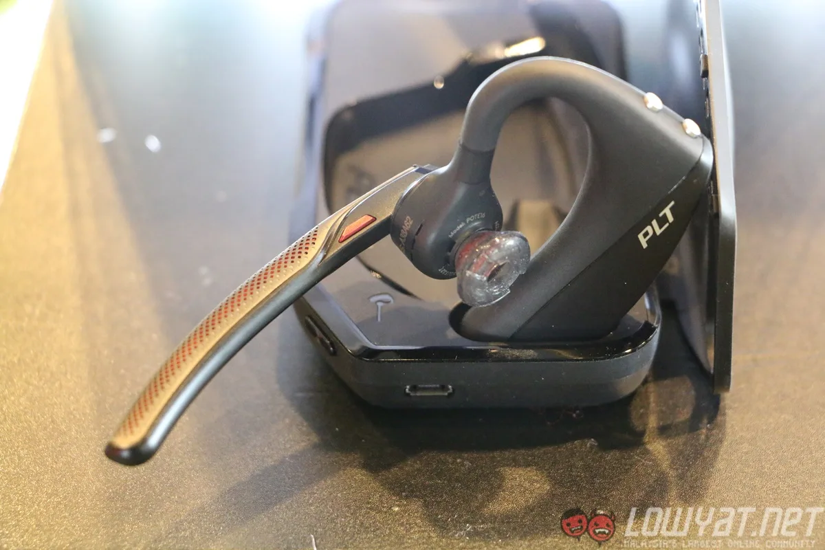 Plantronics-Voyager-5200-BackBeat-GO-3-1