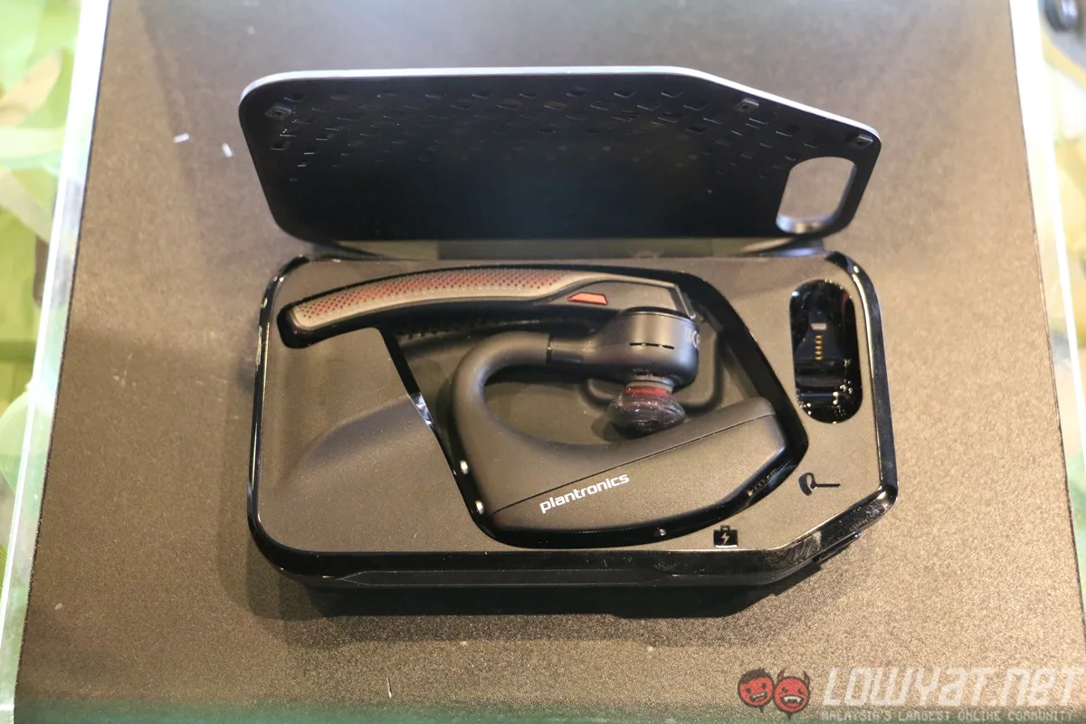 Plantronics-Voyager-5200-BackBeat-GO-3-4