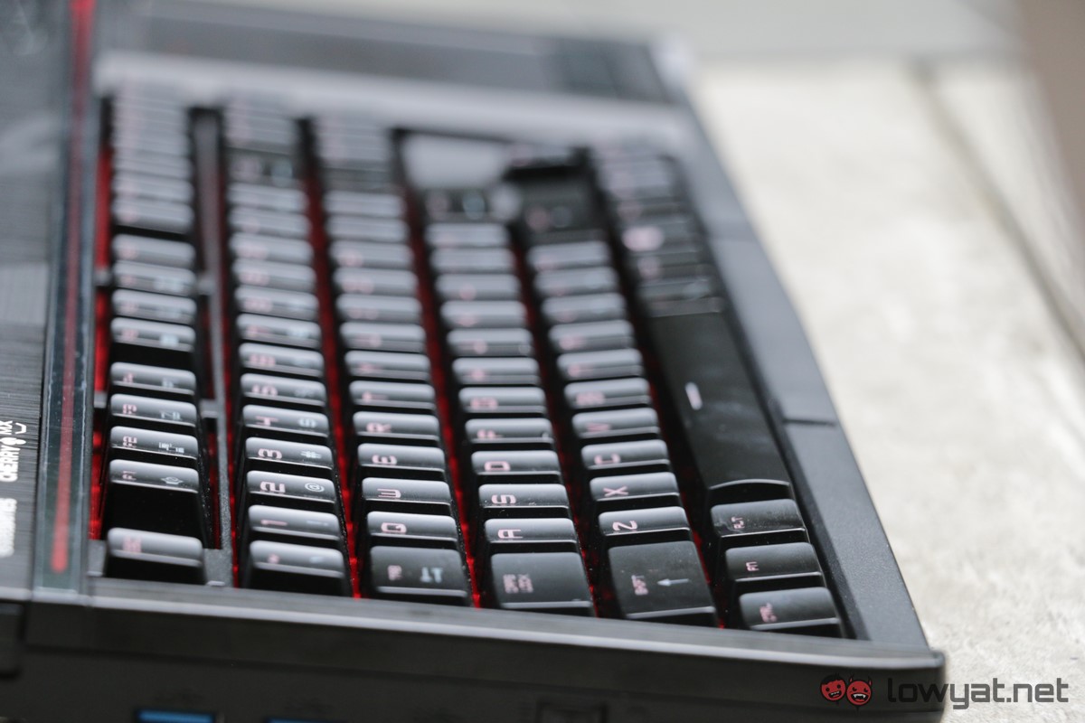 MSI-GT-83-SLI-Asus-GX-800-Laptop-Comparison-Review-IMG_7915