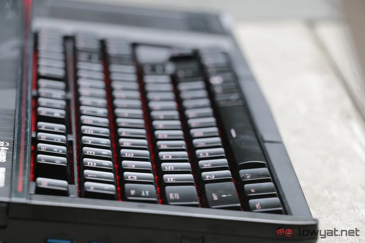 MSI-GT-83-SLI-Asus-GX-800-Laptop-Comparison-Review-IMG_7915