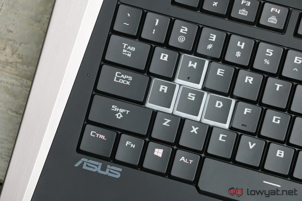 MSI-GT-83-SLI-Asus-GX-800-Laptop-Comparison-Review-IMG_7935
