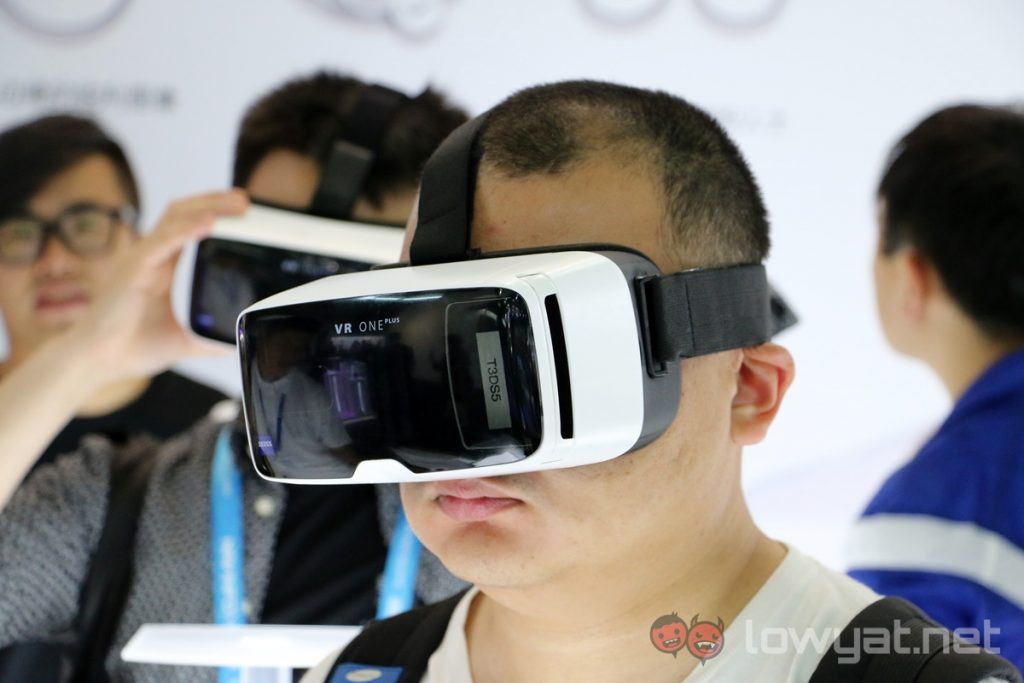 CES Asia 2017 PowerRay Underwater Drone Comes With Zeiss VR Headset