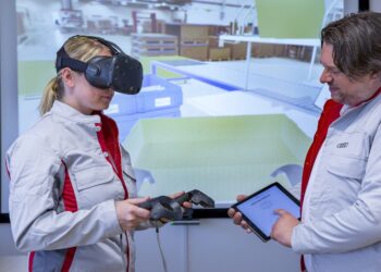 Together with a trainer, an Audi Packing Logistics employee practices the proper techniques for packing brake discs and other large parts for shipping overseas. Thanks to a pair of virtual reality glasses, she can train in a realistic and true-to-life simulation of her work station in Hall L of the Ingolstadt Logistics Center.