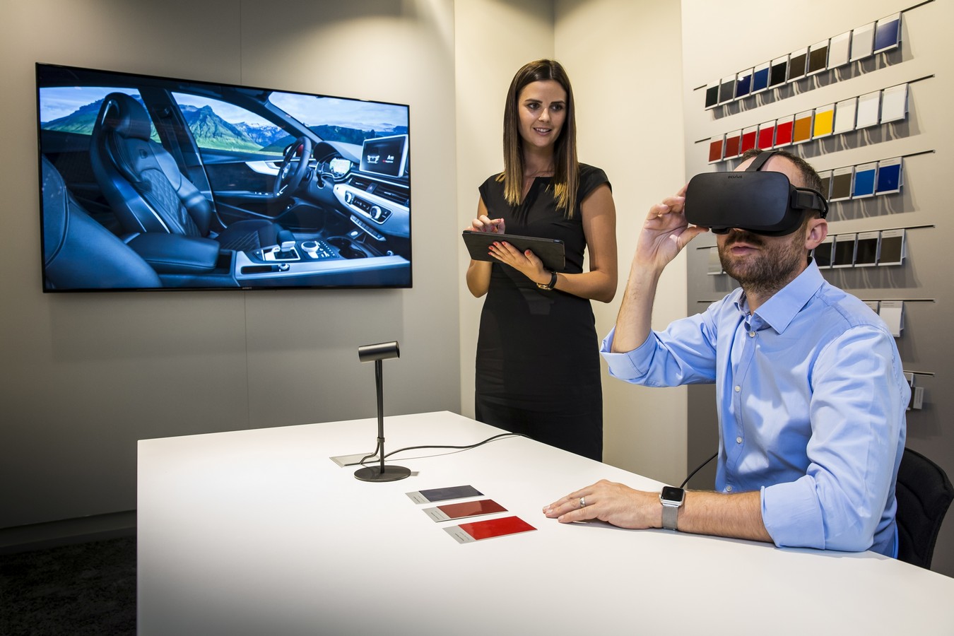 A premiere in automotive retail: the Audi VR experience is being launched as first fully functional virtual reality application for customer consultation at dealerships. First Audi dealers in Germany, the United Kingdom and Spain are now starting to deploy the virtual reality headset installation, with additional markets and locations to follow. With the VR solution, customers can get an extremely realistic experience of their individually configured car, down to the last detail. The VR experience explains Audi technologies intuitively and offers customers the opportunity to immerse themselves virtually in extraordinary moments from the world of the four rings. As part of Audi’s comprehensive initiative for digital innovation at dealerships, the VR experience is completely integrated into the brand’s IT systems.