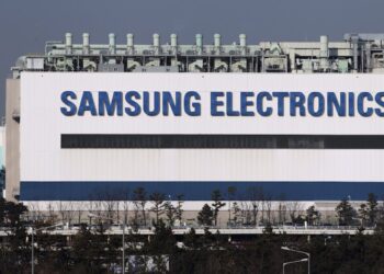 A Samsung Electronics Co. semiconductor plant stands in Yongin, South Korea, on Thursday, Jan. 5, 2012. Photographer: SeongJoon Cho/Bloomberg