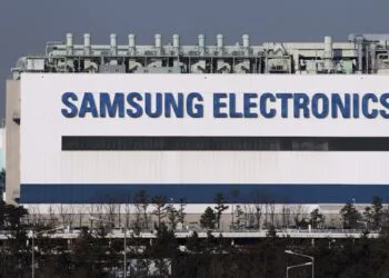 A Samsung Electronics Co. semiconductor plant stands in Yongin, South Korea, on Thursday, Jan. 5, 2012. Photographer: SeongJoon Cho/Bloomberg