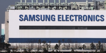 A Samsung Electronics Co. semiconductor plant stands in Yongin, South Korea, on Thursday, Jan. 5, 2012. Photographer: SeongJoon Cho/Bloomberg
