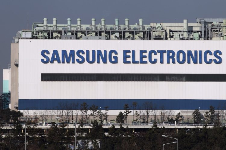 A Samsung Electronics Co. semiconductor plant stands in Yongin, South Korea, on Thursday, Jan. 5, 2012. Photographer: SeongJoon Cho/Bloomberg