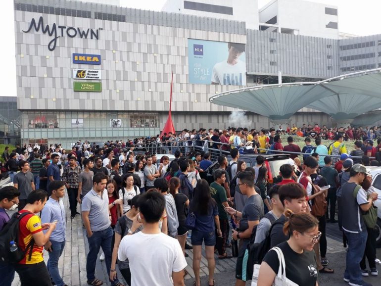 MyTown被果粉挤爆了啦！千人排队抢便宜货，为安全起见Switch紧急喊“STOP”！