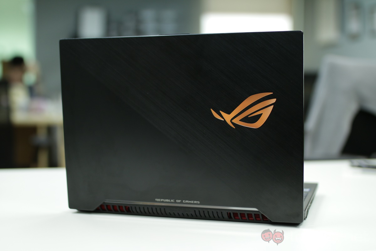 ASUS ROG Strix HERO II back panel