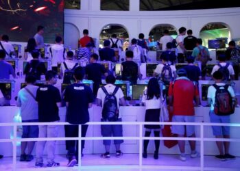 FILE PHOTO - People play computer games at the China Digital Entertainment Expo and Conference (ChinaJoy) in Shanghai, China July 27, 2017. REUTERS/Aly Song/File Photo