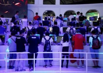 FILE PHOTO - People play computer games at the China Digital Entertainment Expo and Conference (ChinaJoy) in Shanghai, China July 27, 2017. REUTERS/Aly Song/File Photo