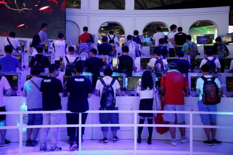 FILE PHOTO - People play computer games at the China Digital Entertainment Expo and Conference (ChinaJoy) in Shanghai, China July 27, 2017. REUTERS/Aly Song/File Photo
