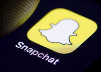 BERLIN, GERMANY - OCTOBER 05: The Logo of multimedia messaging app snapchat is displayed on a smartphone on October 05, 2018 in Berlin, Germany. (Photo by Thomas Trutschel/Photothek via Getty Images)